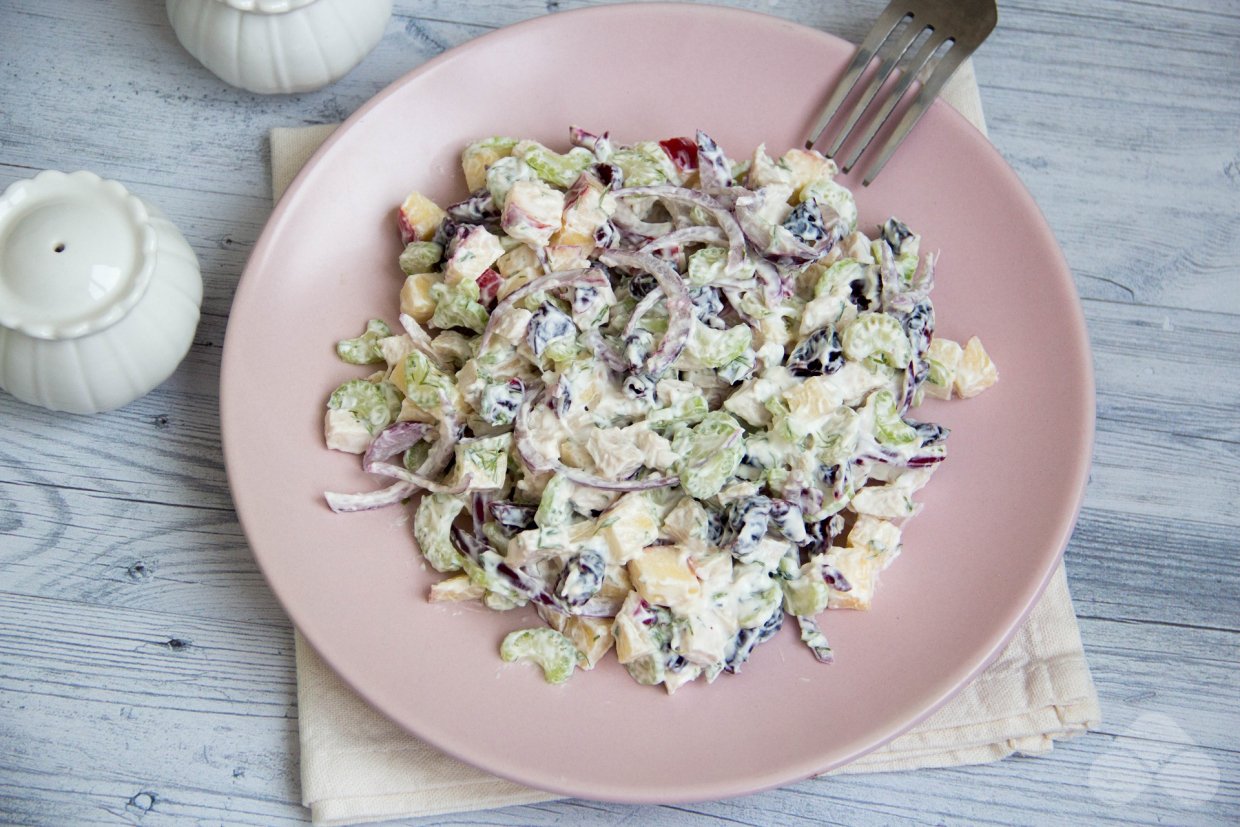 Салат с курицей, сельдереем и клюквой Салат с курицей, сельдереем и клюквой