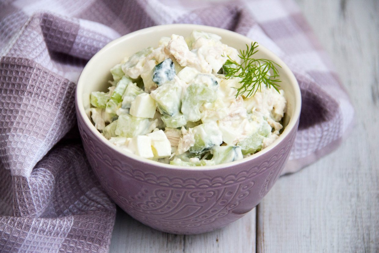 Салат с курицей, яйцами и сельдереем Салат с курицей, яйцами и сельдереем