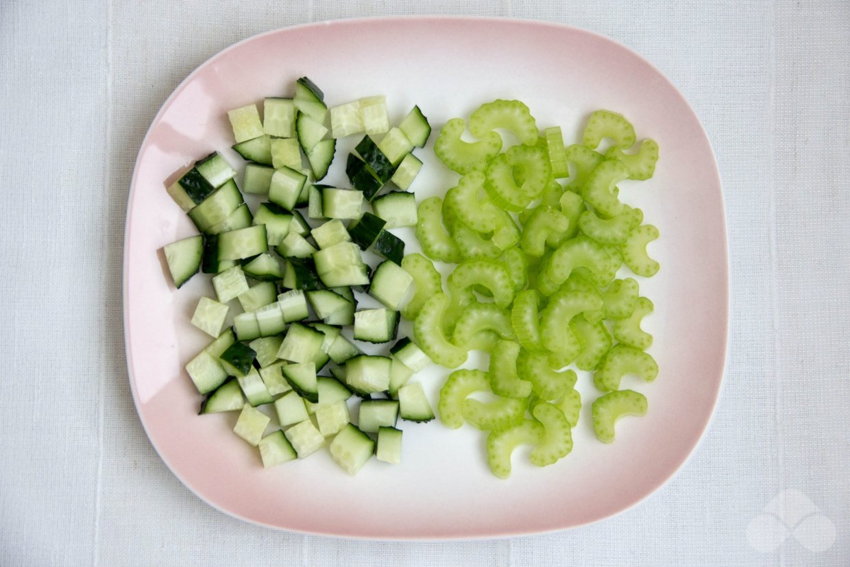Салат с курицей, яйцами и сельдереем – фото приготовления рецепта, шаг 2