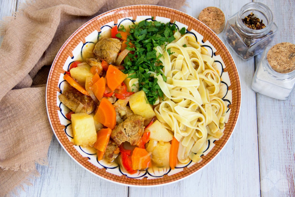 Лагман со свининой, картофелем и лапшой
