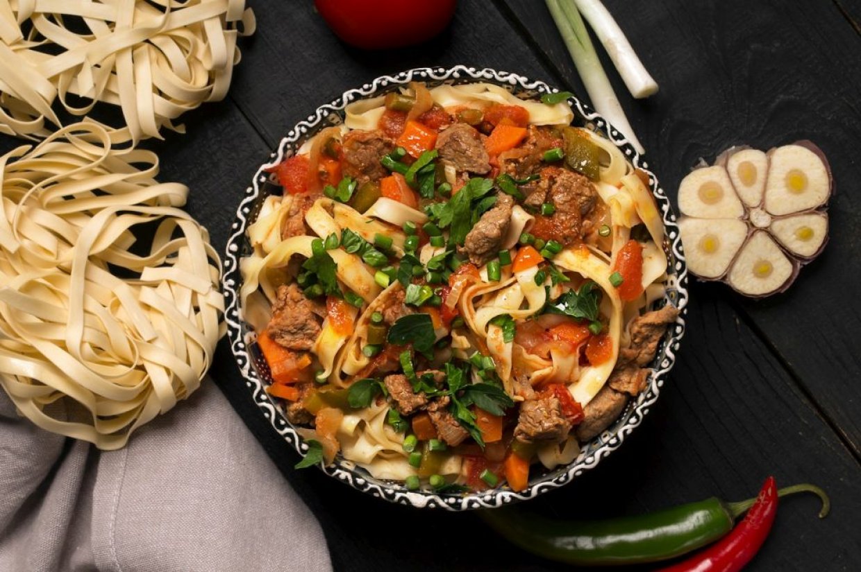 Лагман с бараниной и макаронными гнездами Лагман с бараниной и макаронными гнездами