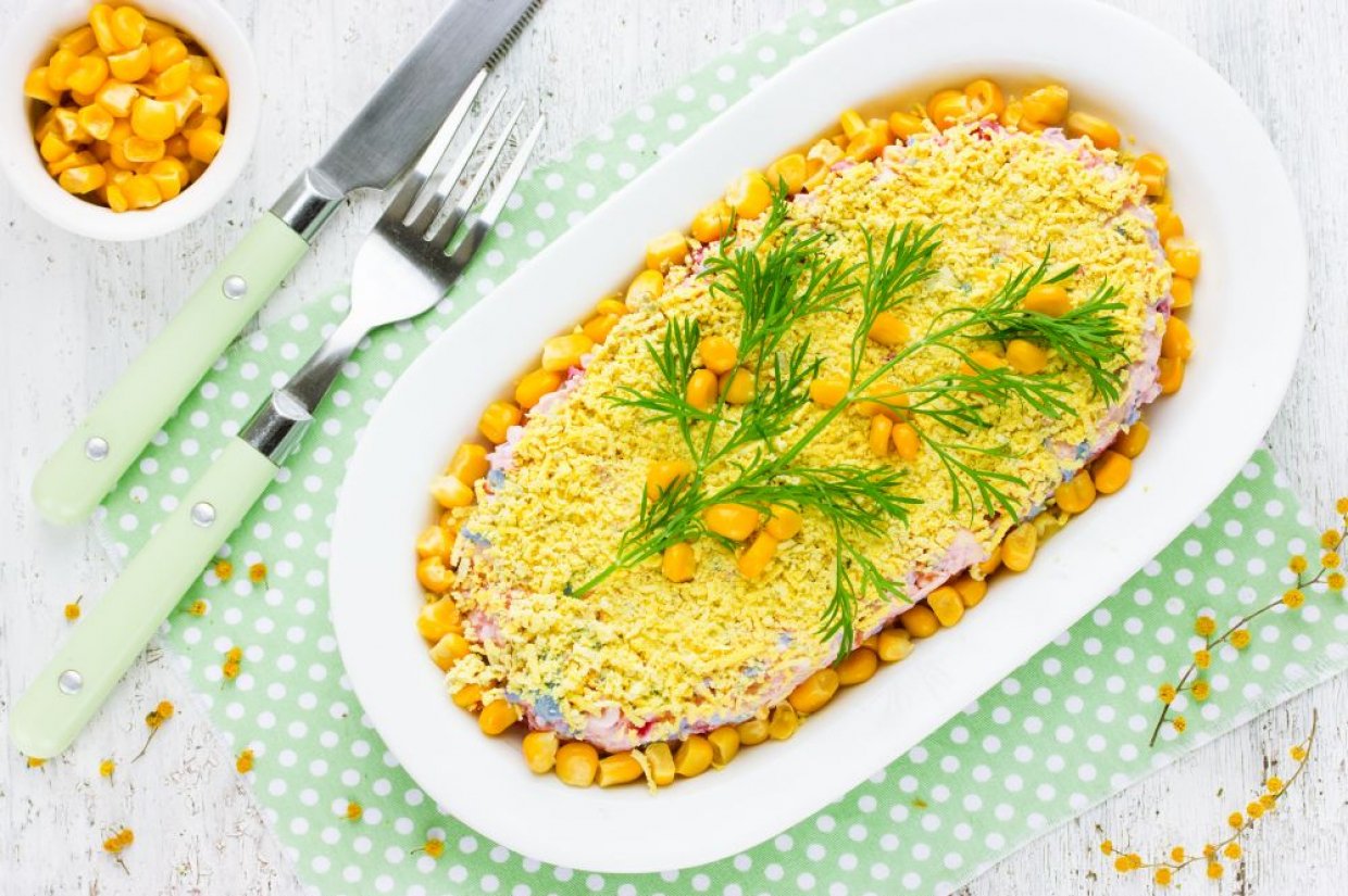 Мимоза с крабовыми палочками, кукурузой и консервами Мимоза с крабовыми палочками, кукурузой и консервами