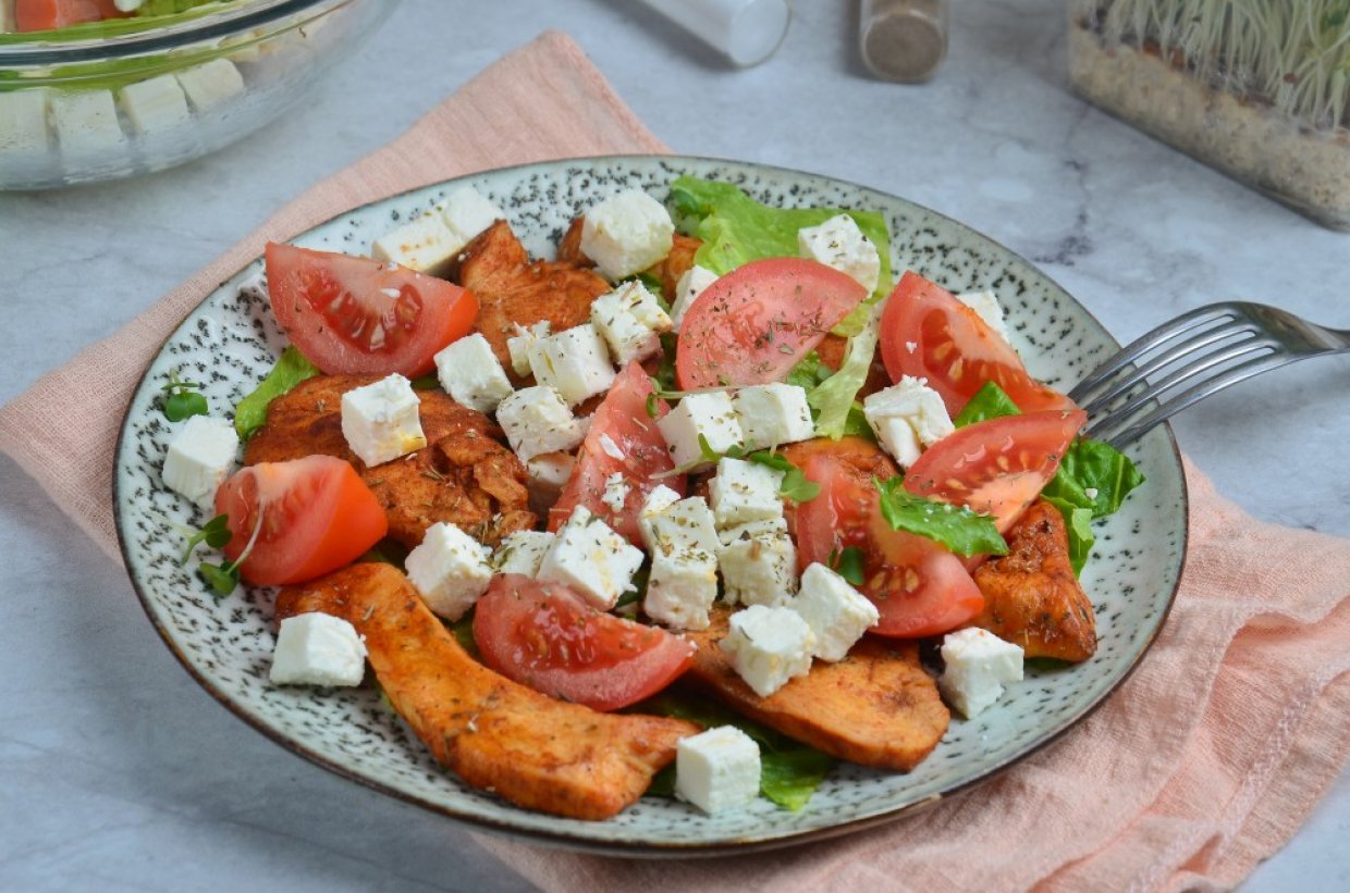 Салат с куриным филе и брынзой Салат с куриным филе и брынзой