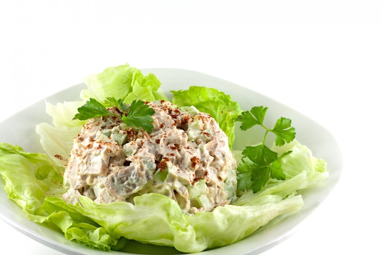 Салат с курицей, огурцами и маринованными грибами