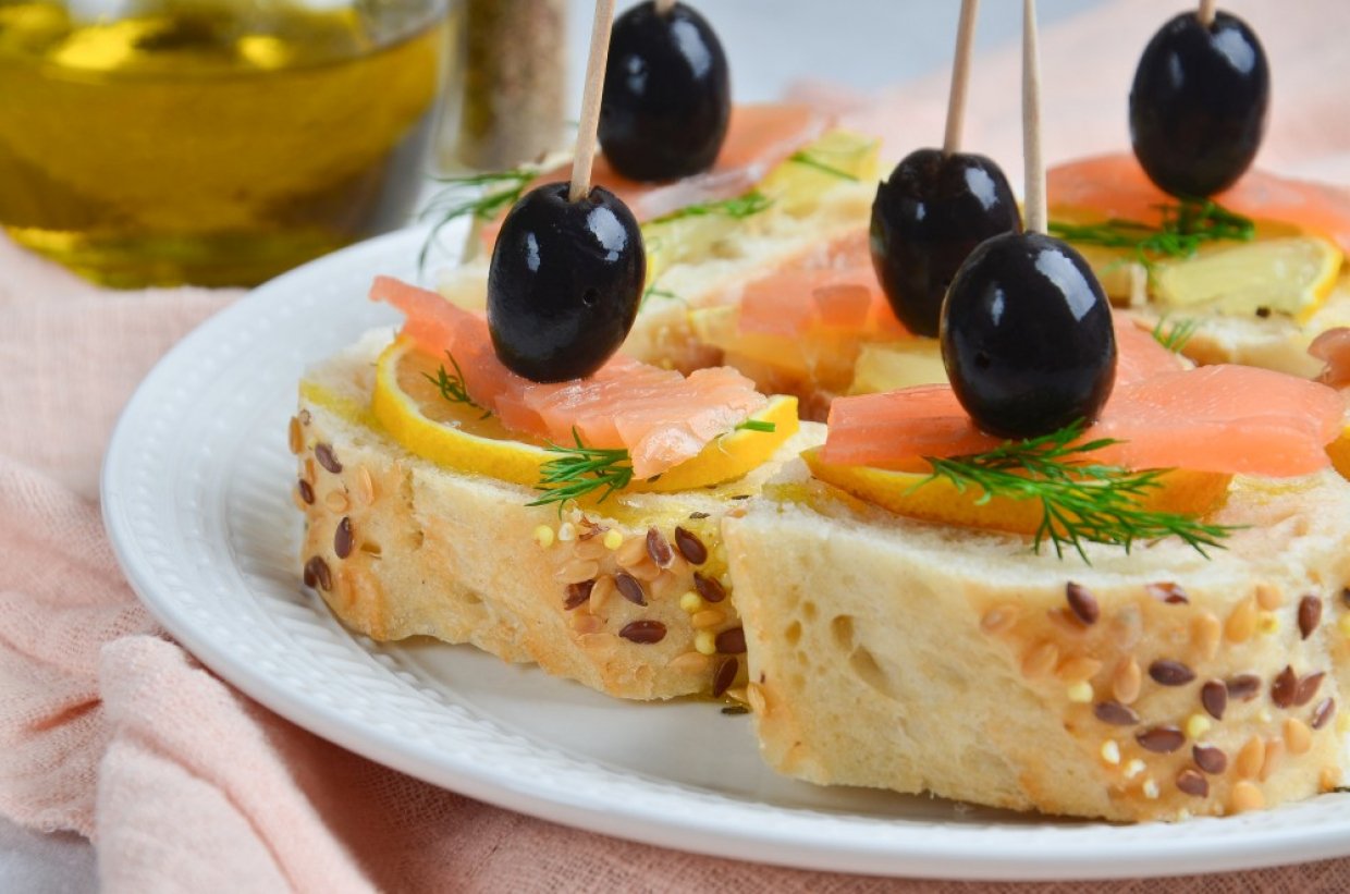 Канапе с оливками и соленым лососем Канапе с оливками и соленым лососем