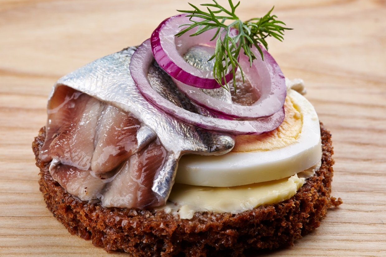 Канапе с селедкой и яйцом Канапе с селедкой и яйцом