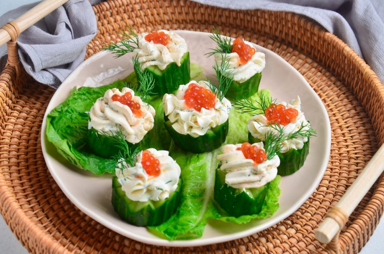 Канапе с огурцами и красной икрой Канапе с огурцами и красной икрой