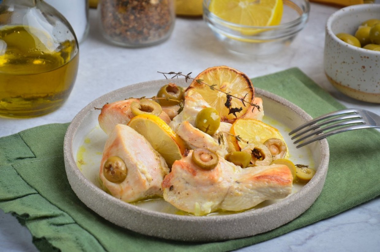 Запеченное куриное филе с лимоном и оливками Запеченное куриное филе с лимоном и оливками