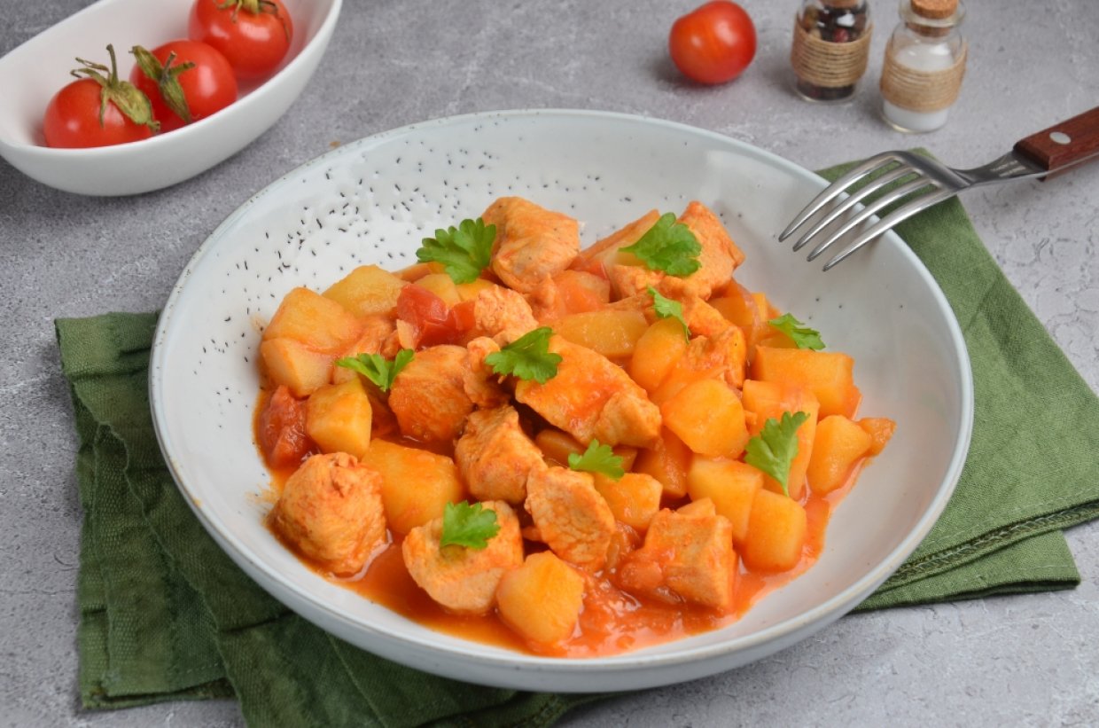 Курица с картошкой в томатном соусе Курица с картошкой в томатном соусе