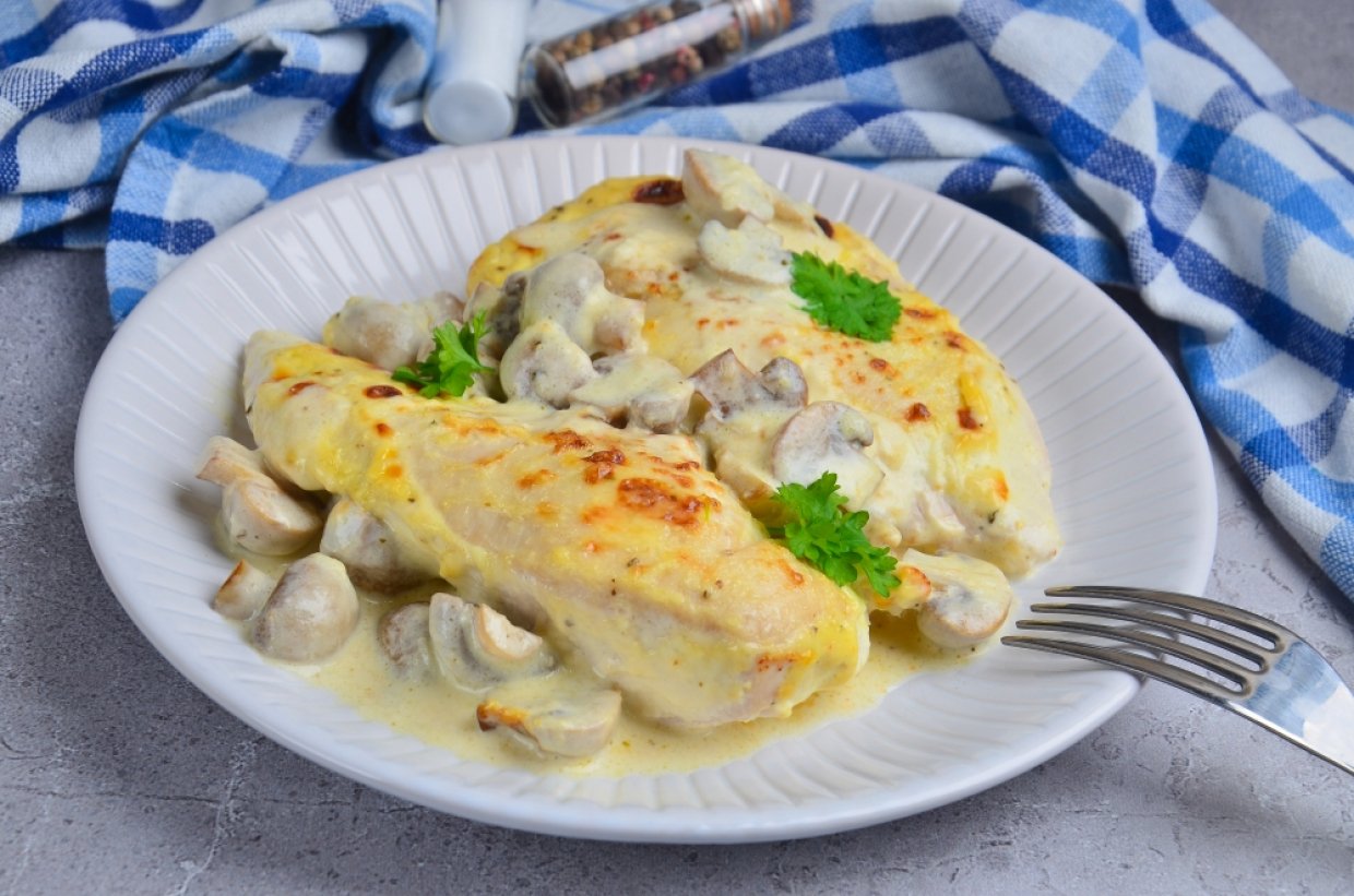 Запеченное куриное филе с грибами в сливочном соусе Запеченное куриное филе с грибами в сливочном соусе