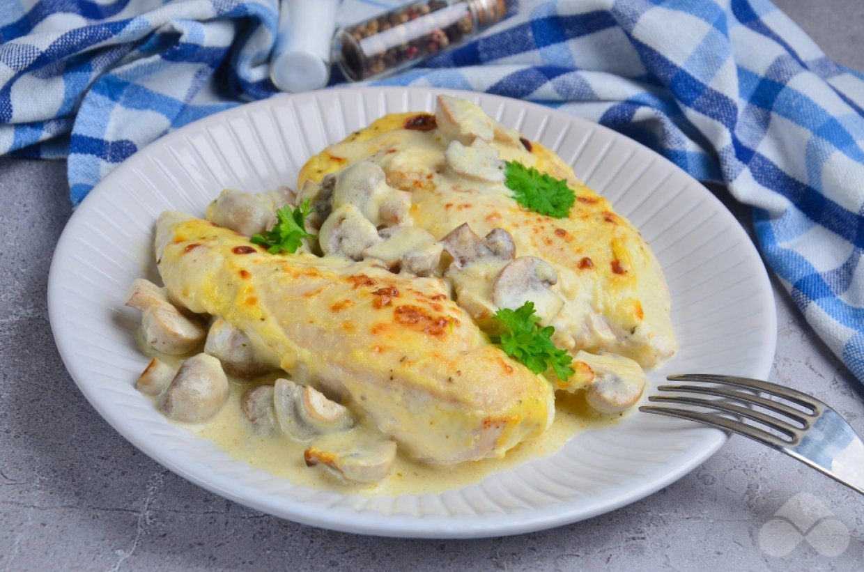 Запеченное куриное филе с грибами в сливочном соусе