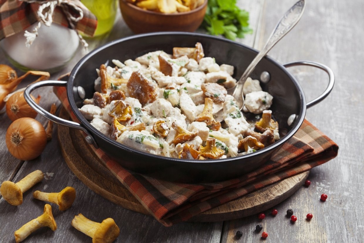 Курица с лисичками в сметане Курица с лисичками в сметане