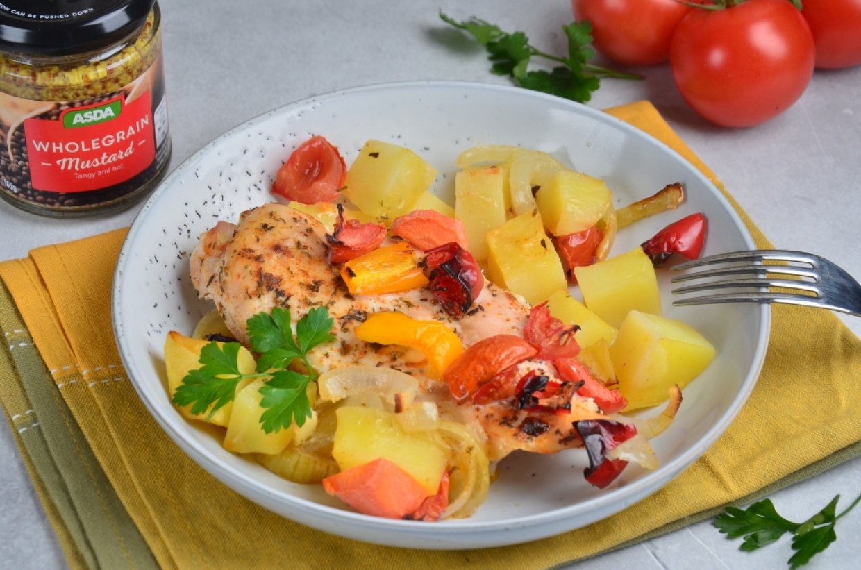 Запеченное куриное филе с картошкой и овощами Запеченное куриное филе с картошкой и овощами