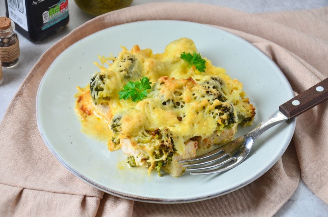 Курица с брокколи под сыром Курица с брокколи под сыром