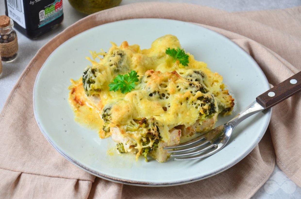 Курица с брокколи под сыром