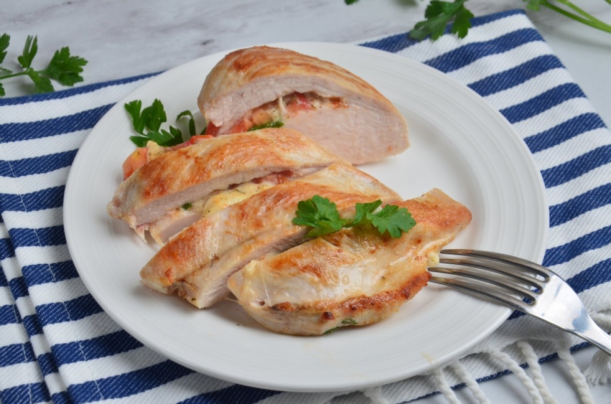 Фаршированное куриное филе с помидорами и моцареллой Фаршированное куриное филе с помидорами и моцареллой