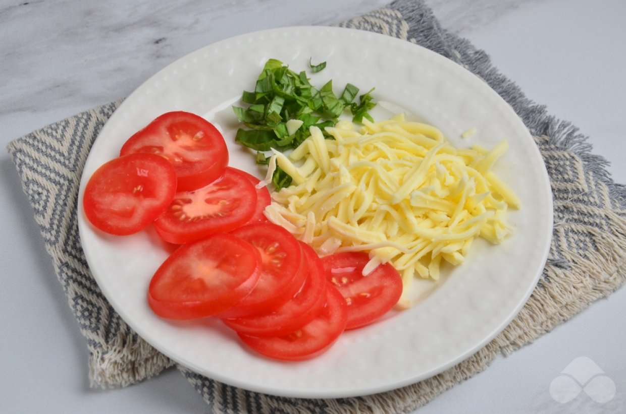Фаршированное куриное филе с помидорами и моцареллой – фото приготовления рецепта, шаг 1 Фаршированное куриное филе с помидорами и моцареллой – фото приготовления рецепта, шаг 1