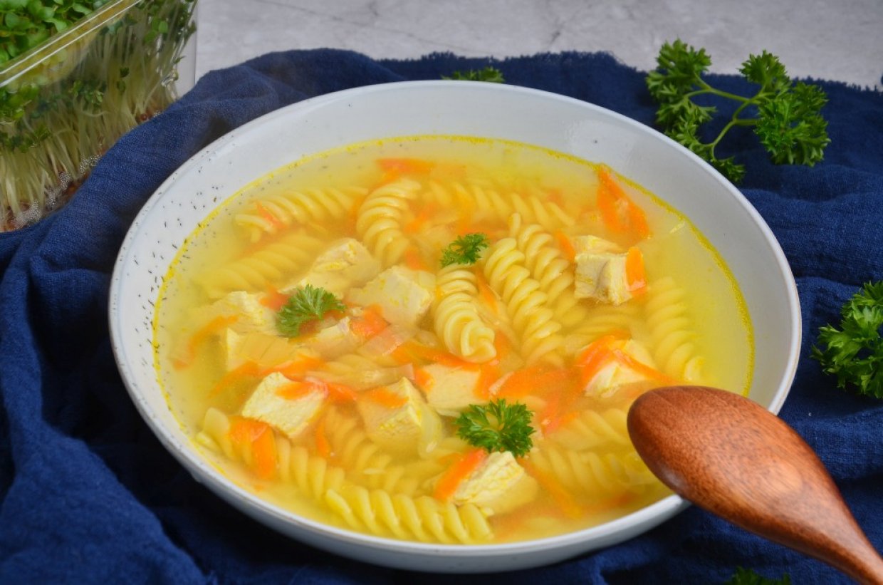 Легкий куриный бульон с макаронами Легкий куриный бульон с макаронами