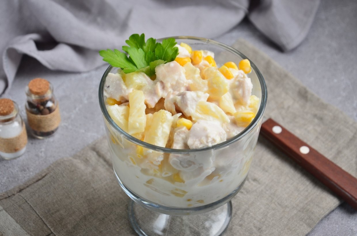 Салат с курицей и ананасами Салат с курицей и ананасами