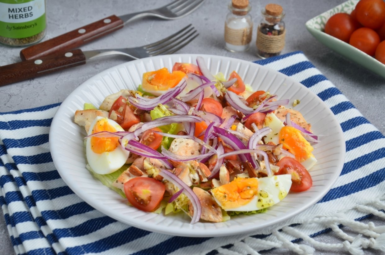Салат с курицей, овощами и орехами Салат с курицей, овощами и орехами