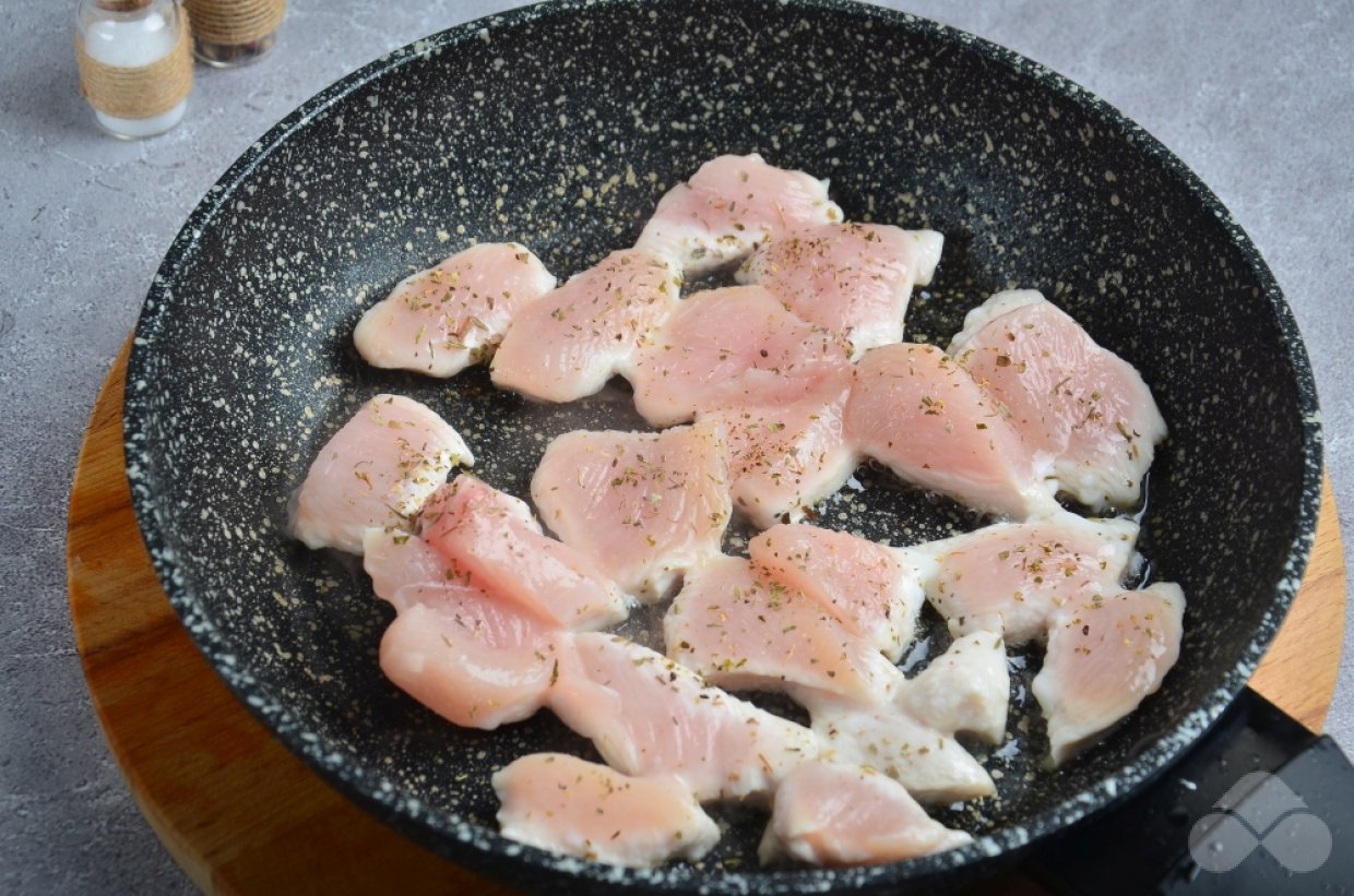 Салат с курицей, овощами и орехами – фото приготовления рецепта, шаг 1
