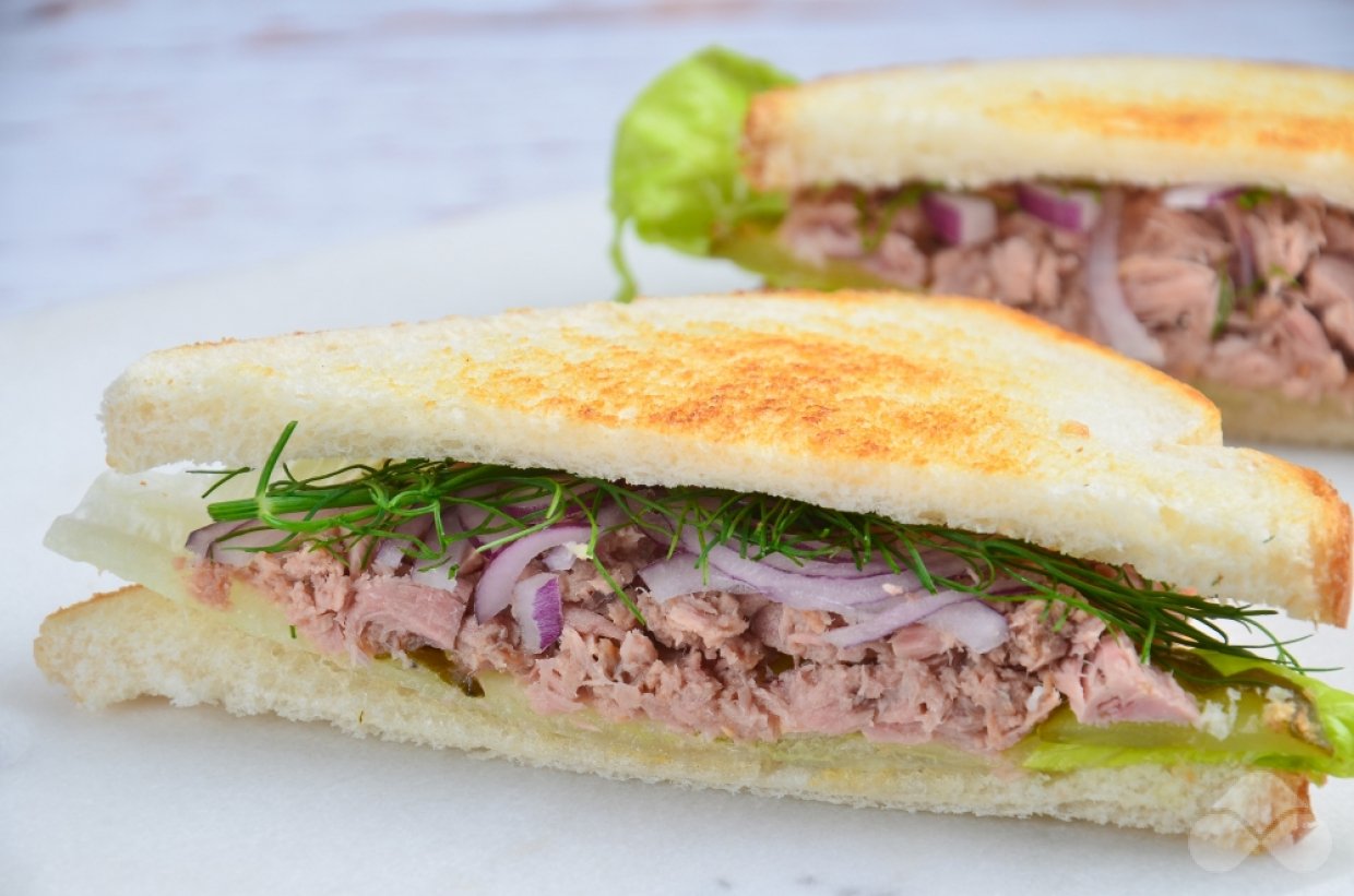 Сэндвич с тунцом и маринованными огурцами