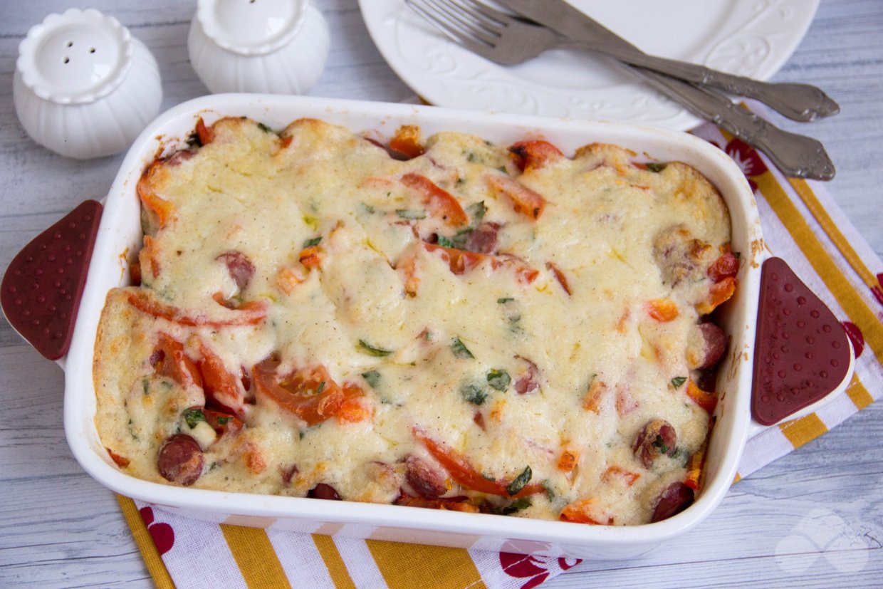 Запеканка с болгарским перцем, помидорами и охотничьими колбасками