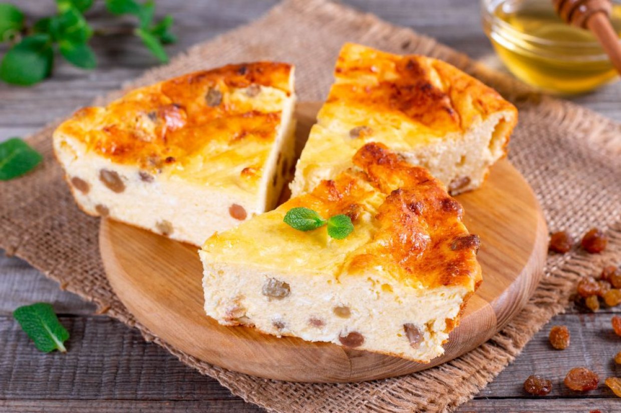 Творожная запеканка с изюмом и манкой в духовке Творожная запеканка с изюмом и манкой в духовке
