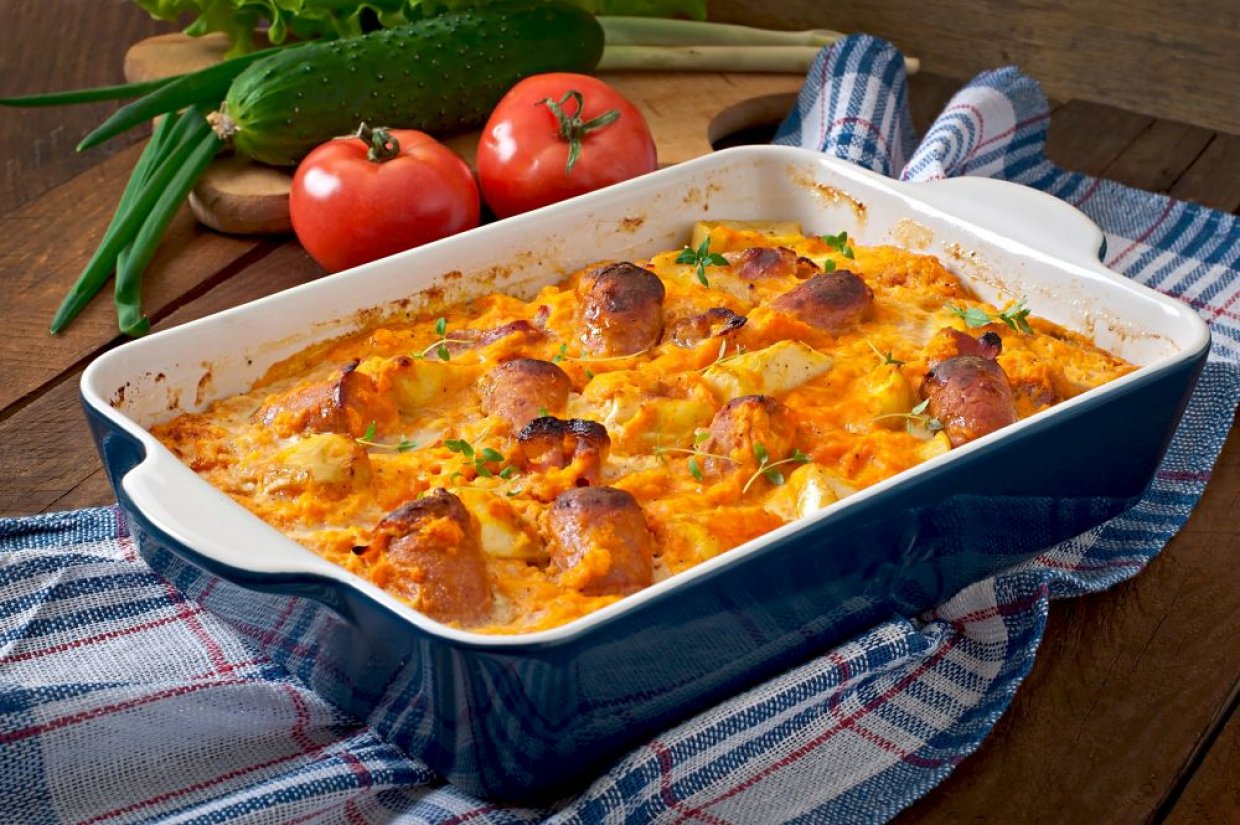 Картофельная запеканка с сосисками и тыквенным соусом Картофельная запеканка с сосисками и тыквенным соусом