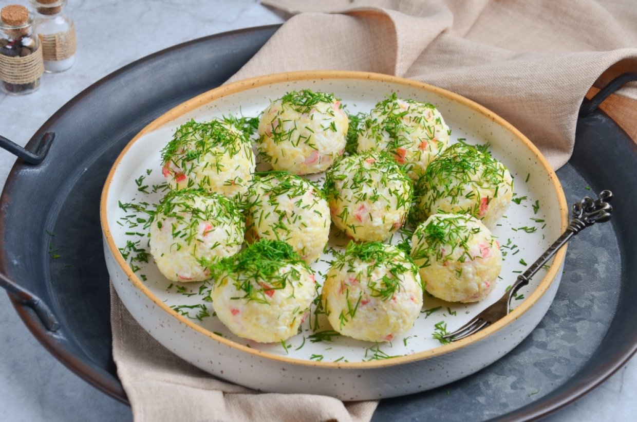 Закуска из крабовых палочек, яиц, сыра и чеснока Закуска из крабовых палочек, яиц, сыра и чеснока