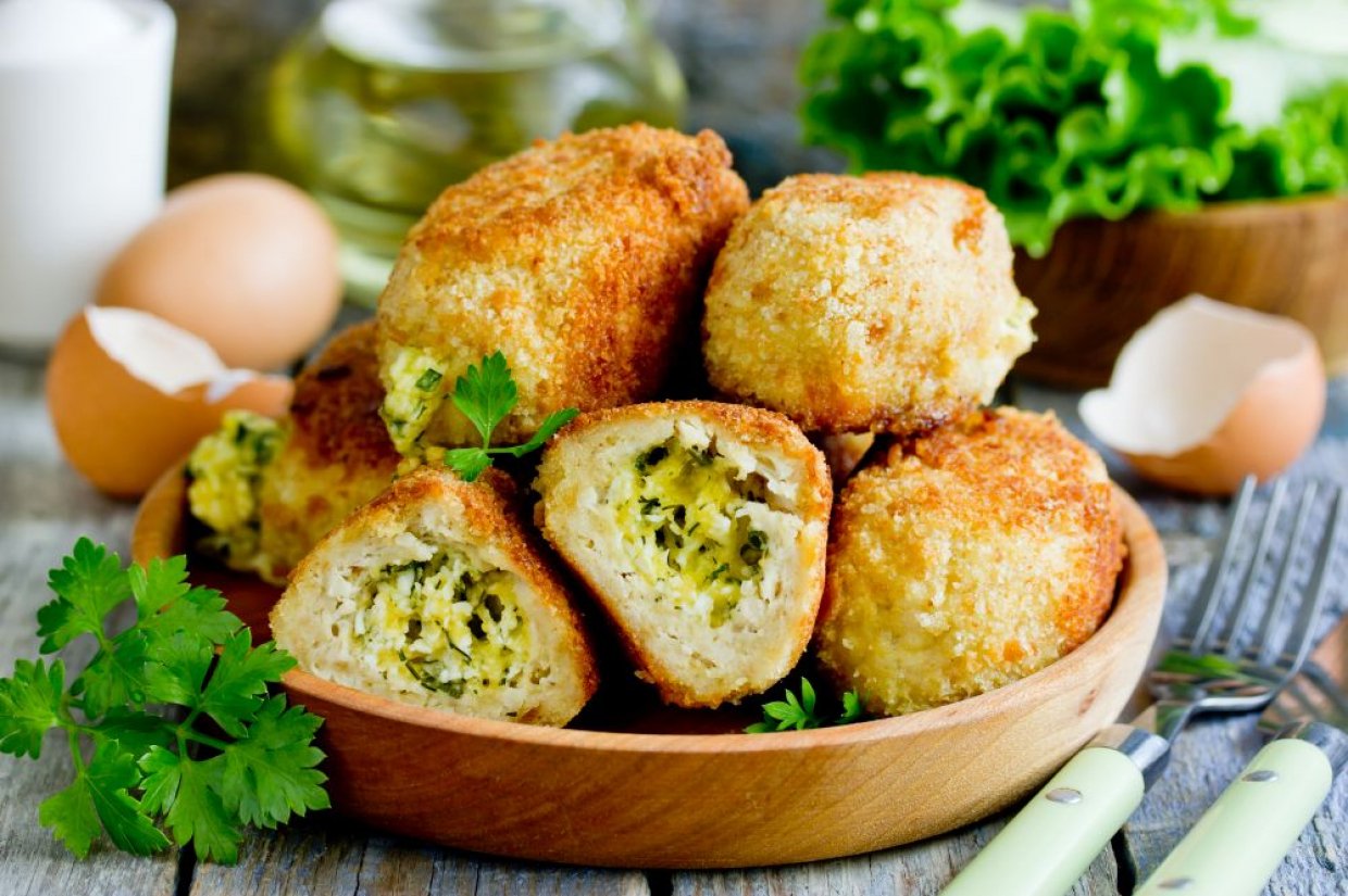 Куриные котлеты с начинкой из сыра, масла и петрушки