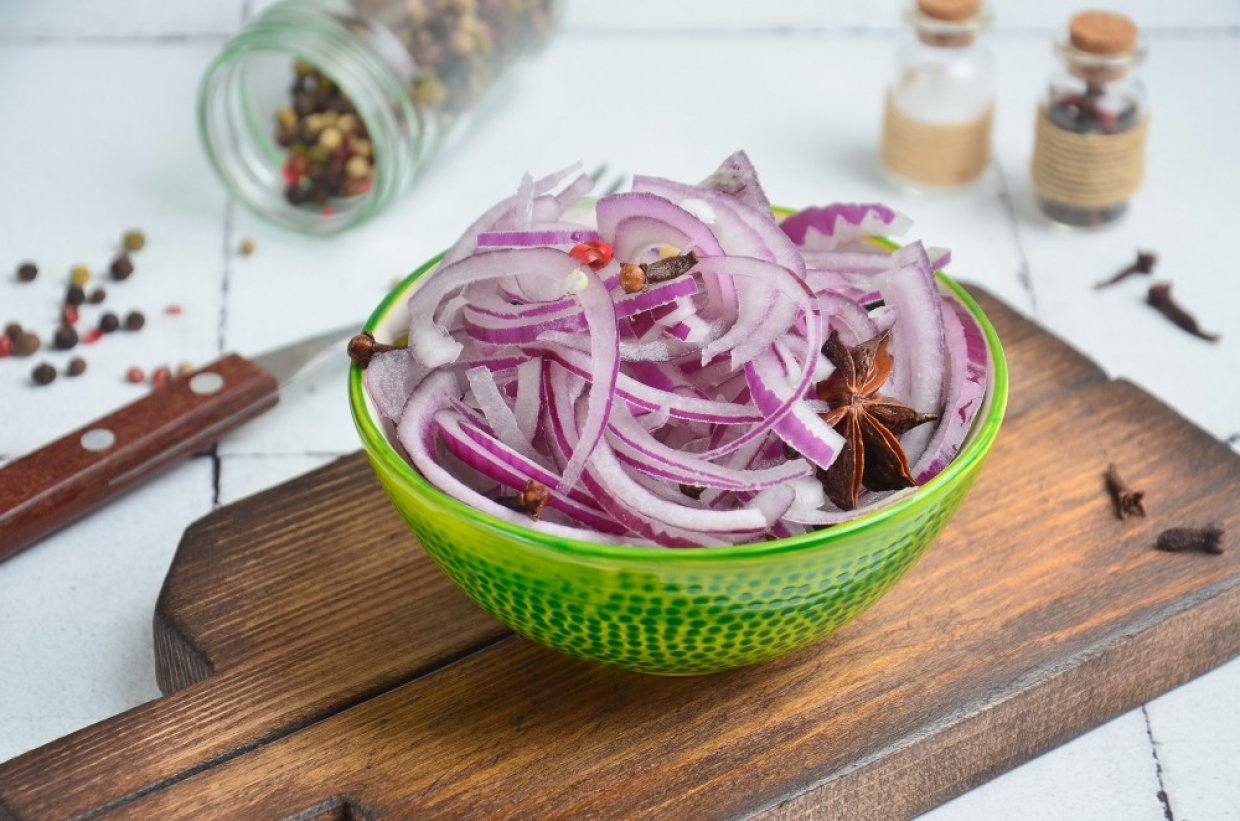 Маринованный фиолетовый лук с гвоздикой и бадьяном Маринованный фиолетовый лук с гвоздикой и бадьяном