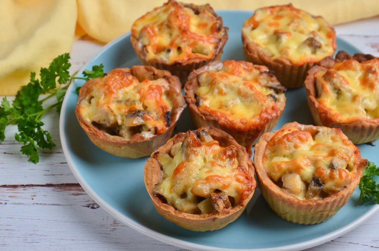 Запеченные тарталетки с курицей, грибами и сыром Запеченные тарталетки с курицей, грибами и сыром