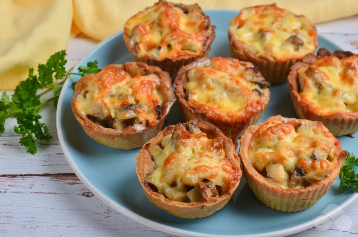 Запеченные тарталетки с курицей, грибами и сыром Запеченные тарталетки с курицей, грибами и сыром