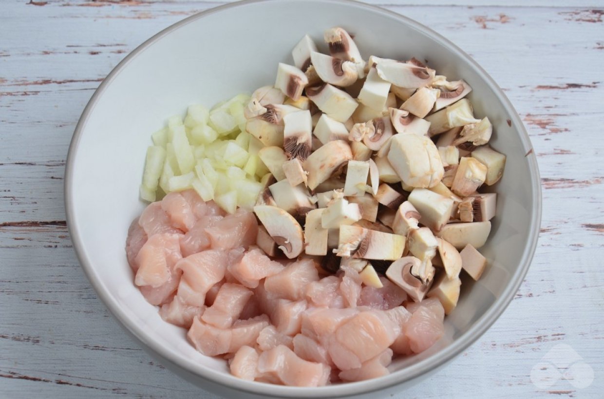 Запеченные тарталетки с курицей, грибами и сыром – фото приготовления рецепта, шаг 1 Запеченные тарталетки с курицей, грибами и сыром – фото приготовления рецепта, шаг 1