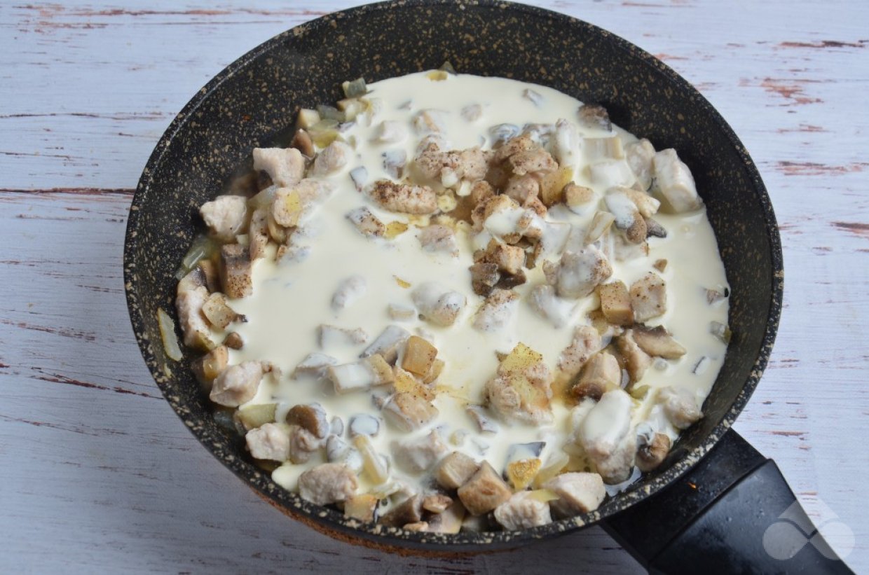 Запеченные тарталетки с курицей, грибами и сыром – фото приготовления рецепта, шаг 3 Запеченные тарталетки с курицей, грибами и сыром – фото приготовления рецепта, шаг 3