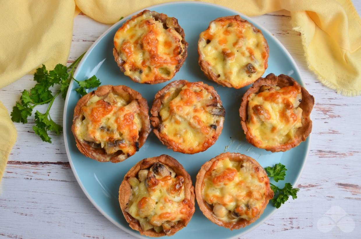 Запеченные тарталетки с курицей, грибами и сыром – фото приготовления рецепта, шаг 5 Запеченные тарталетки с курицей, грибами и сыром – фото приготовления рецепта, шаг 5