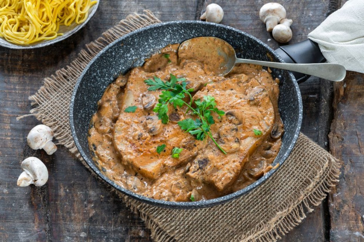 Отбивные из свинины в сливочном соусе с шампиньонами Отбивные из свинины в сливочном соусе с шампиньонами