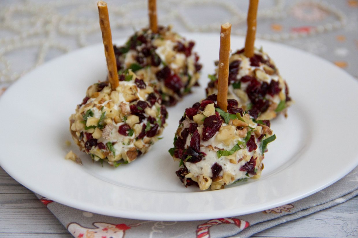Сырные шарики с клюквой и орехами Сырные шарики с клюквой и орехами