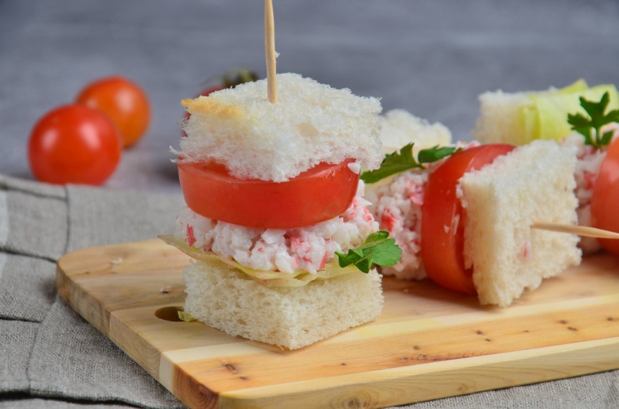 Канапе с крабовыми палочками и помидорами Канапе с крабовыми палочками и помидорами