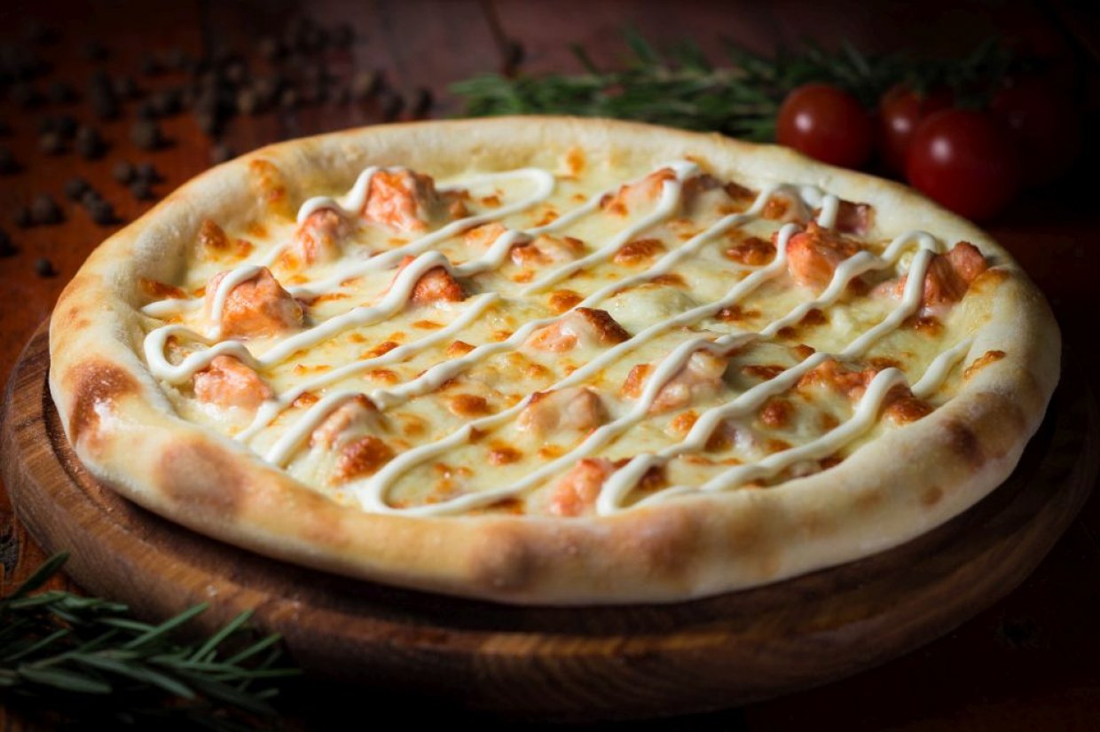 Сырная пицца на молоке с курицей и соусом бешамель Сырная пицца на молоке с курицей и соусом бешамель