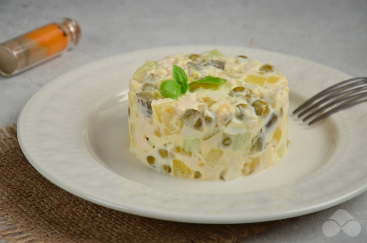 Оливье с куриным филе без моркови