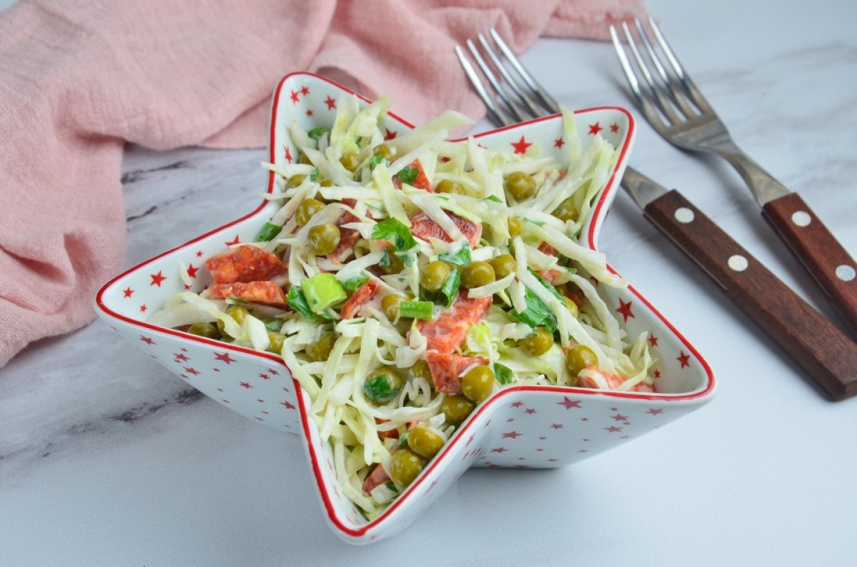 Салат с капустой, колбасой и горошком Салат с капустой, колбасой и горошком