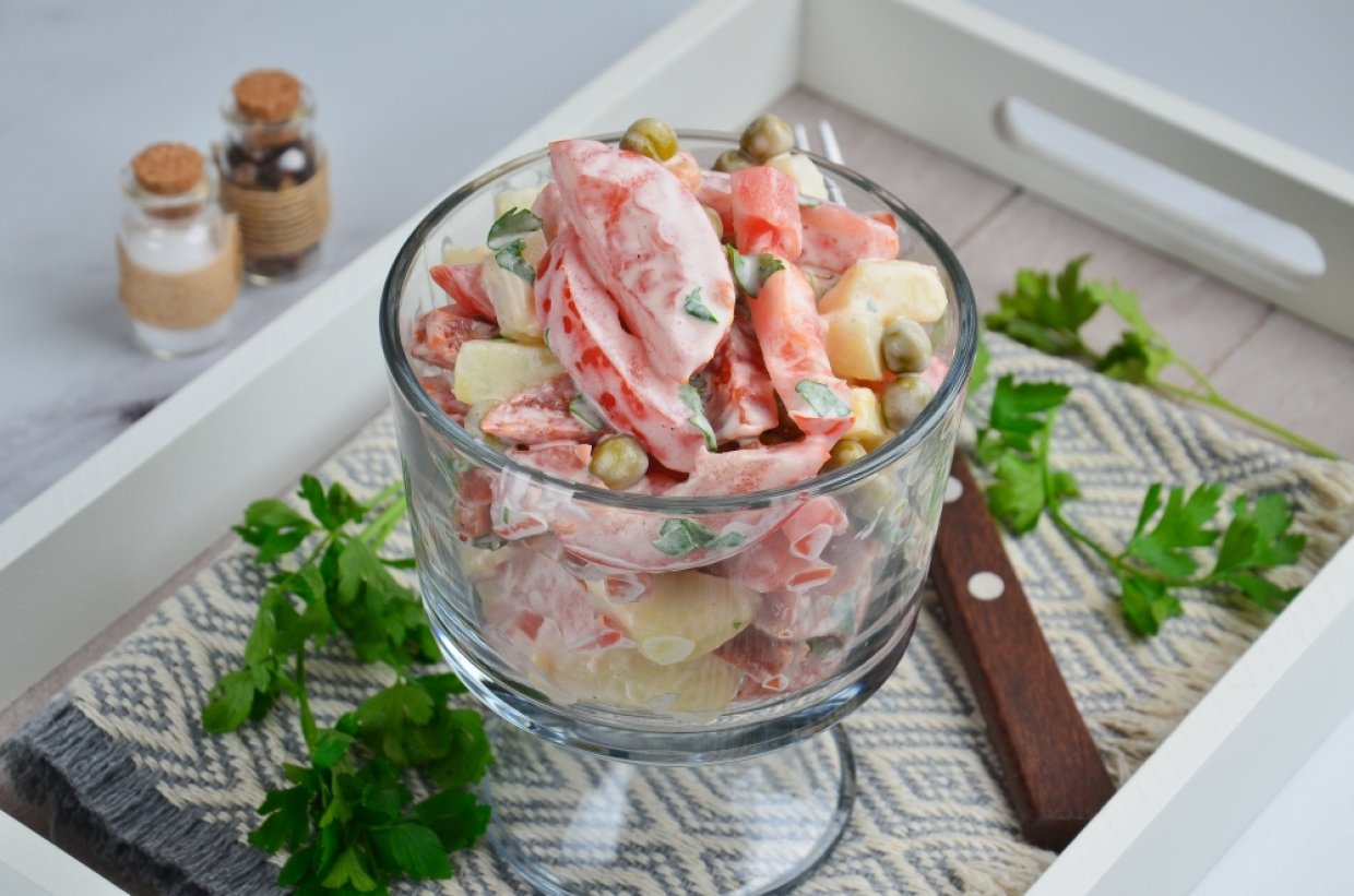 Картофельный салат с помидорами и колбасой Картофельный салат с помидорами и колбасой