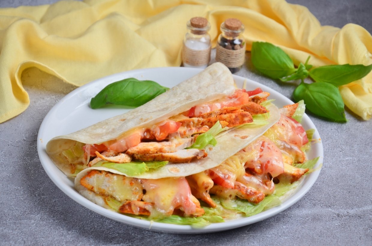 Тако с курицей, овощами и сыром Тако с курицей, овощами и сыром