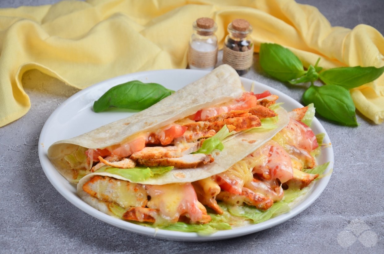 Тако с курицей, овощами и сыром Тако с курицей, овощами и сыром