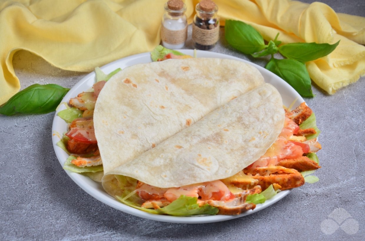 Тако с курицей, овощами и сыром – фото приготовления рецепта, шаг 5 Тако с курицей, овощами и сыром – фото приготовления рецепта, шаг 5