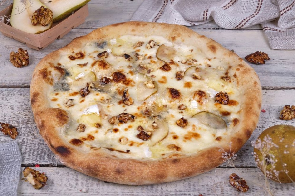 Пицца с грушей, сыром и грецкими орехами Пицца с грушей, сыром и грецкими орехами