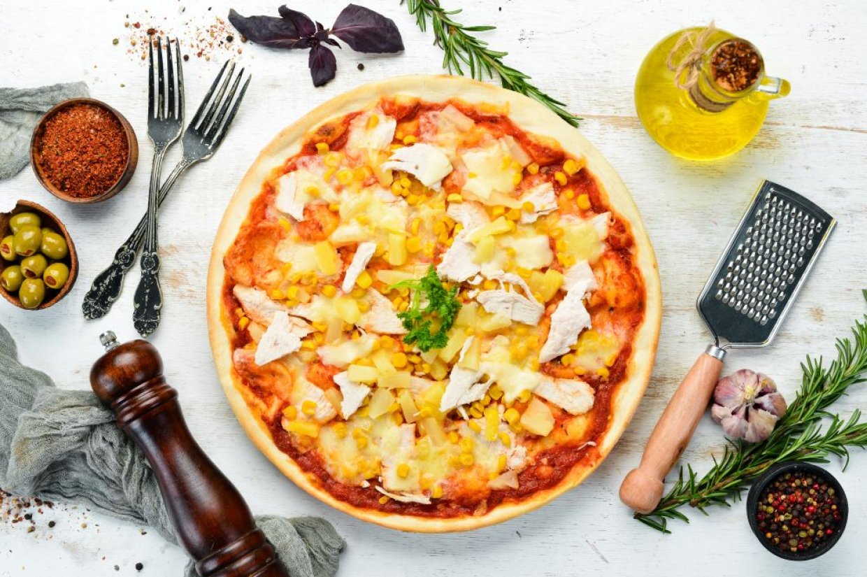 Классическая пицца с курицей и ананасами Классическая пицца с курицей и ананасами