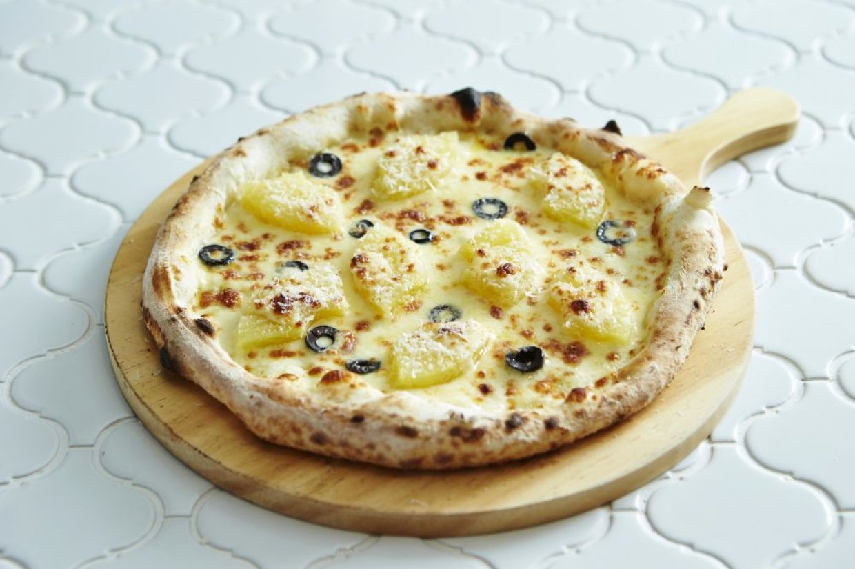 Сырная пицца с ананасами и маслинами Сырная пицца с ананасами и маслинами